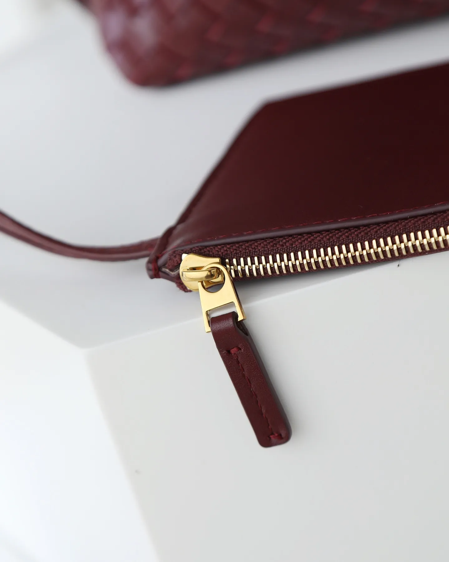 1000. BOTTEGA VENETA's 2025 new product pinacoteca has super soft leather, and the weaving function, practicality and relaxed fashion sense have not been lost ❤️‍🔥Amway is a must-have bag for sisters when going out. The size also accurately meets the commuting needs of urban beauties, and it can fit everything! ! ! 🔥The capacity should not be underestimated~ It doesn’t pick the person, the occasion, or the occasion. With its majestic curved outline, exquisite woven texture, delicate edges and rounded handles, this woven vegetable basket bag truly achieves the goal of “dressing up and being fashionable without getting in the way”~ Are you interested in Jimei? Style number: 819004 Size: 24*15*12cm